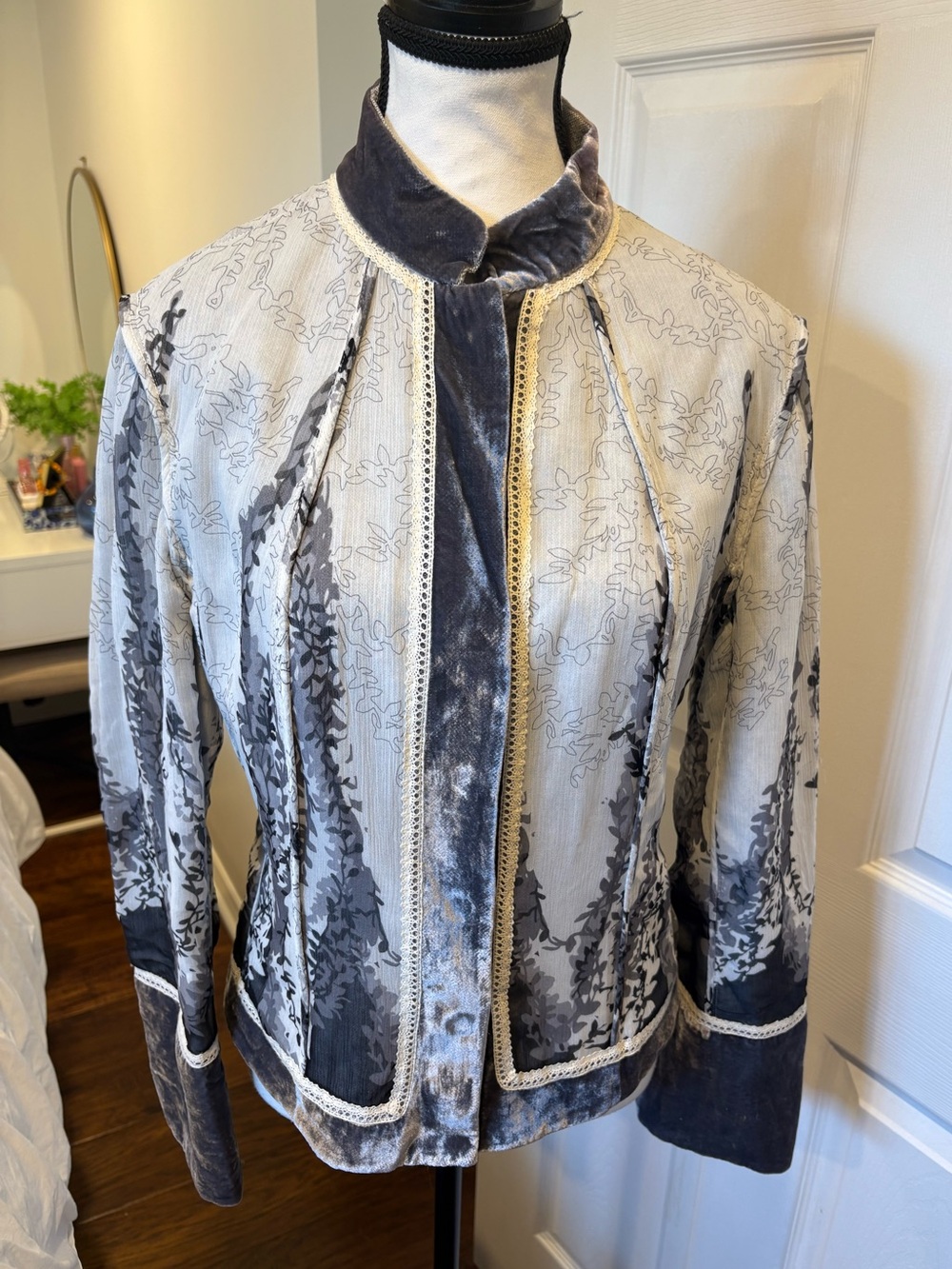 Peter Nygård 100% Silk Velvet Trim Jacket Size 10 Vintage Inspired
